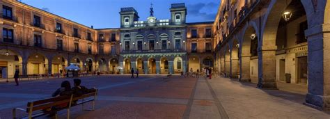 Ayuntamiento y Plaza del Mercado Chico 